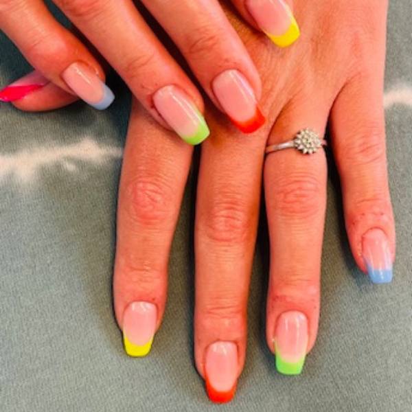 Nail beauty by M prothésiste ongulaire - Pose gel avec demi capsule french colorée