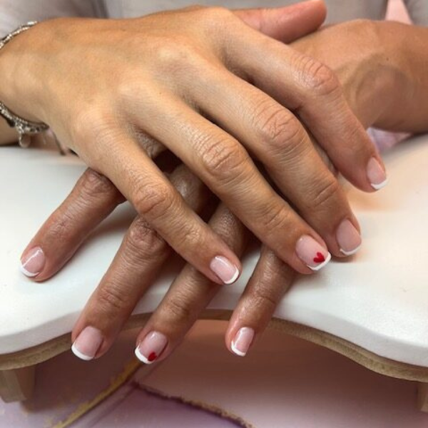 Pose semi permanent french et nail art coeur rouge
